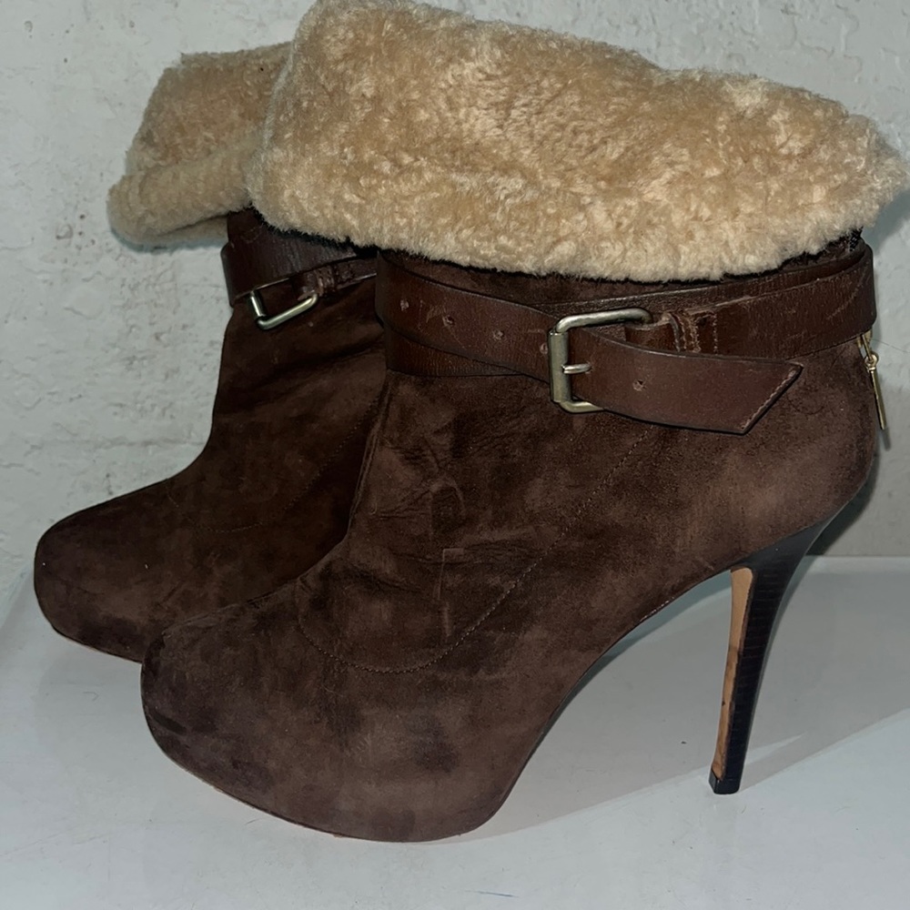 Selling these comfy brown suede heel boots. No issues.